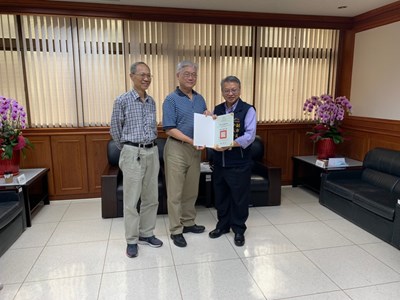 今(5)日市府舉行檢討座談會,副市長令狐榮達及教育局長楊振昇與大使們交流偏鄉授課經驗