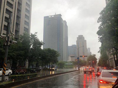 慎防午後大雨 中市嚴密戒備水情(圖為下雨示意圖)