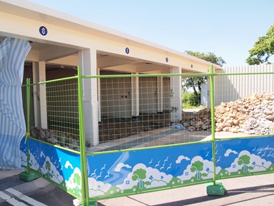 此次改善工程針對小靈堂牆面油漆剝落、地板龜裂、夏季日曬悶熱、雨季漏水等情形,進行獨立空間及設備環境改善