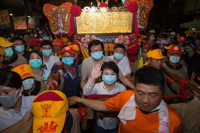 在各宮廟陣頭及信眾的簇擁下,盧市長親自接駕媽祖入廟安座
