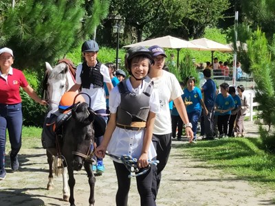 畢業生展馬術學習成果 由學弟妹擔任領馬者 讓學長姐騎馬登場