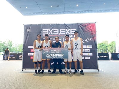 臺中市夢想家青年隊拿下「3X3.EXE聯盟賽」南區第2回合冠軍，與運動局長李昱叡合影