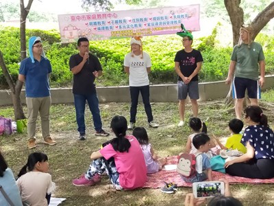 教育局與台中市「陸爸爸說演故事劇場」老師陸育克攜手合作,透過家庭日常情境,引發家長與小孩有更多的互動討論
