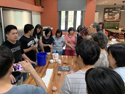 陶藝家吳永瑞示範如何測量茶壺厚度及壺鈕氣孔大小