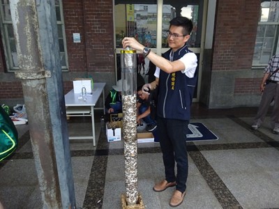 煙蒂不落地 中市淨街一小時撿1.4公斤煙蒂