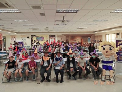 廉潔魔法列車開到大里 邀育幼院孩子體驗魔幻印刷