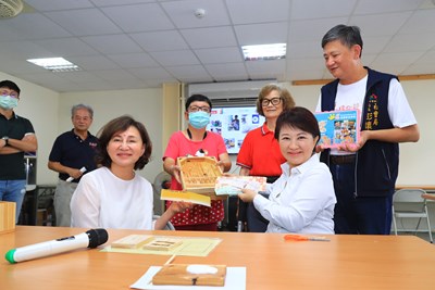盧市長當場使用全數三倍券買了9座木製彈珠台,送給台中市9間親子館