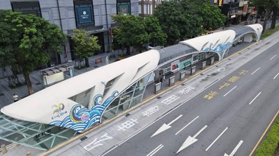 秋紅谷公車站以「馬拉灣水樂園」為主設計，由麗寶樂園規劃