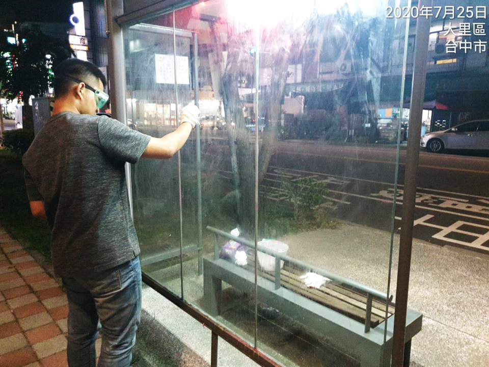 台中市府交通局隨即派員清除完成