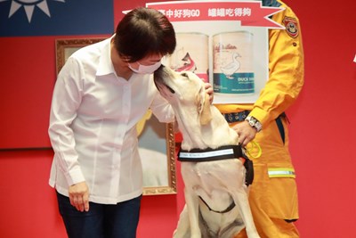 「鐵雄」友善親了盧市長臉頰