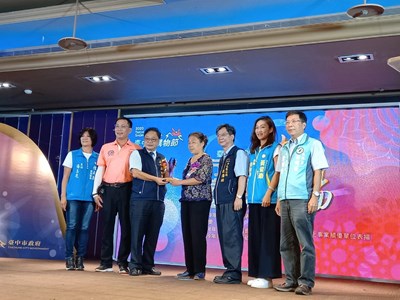 北屯區賴李香瑩女士照顧近百歲公婆無微不至,更代表台中市獲得內政部109年全國孝行獎肯定