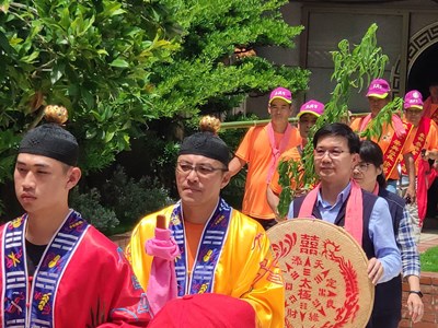 台中市政府客委會主委江俊龍代表市長盧秀燕,敬獻60斤紅粄慶讚,江主委與地方仕紳隨著龍陣、五宮旗、大鼓陣、馬頭鑼、護龍隊遶境村莊,祈求風調雨順,五穀豐收。