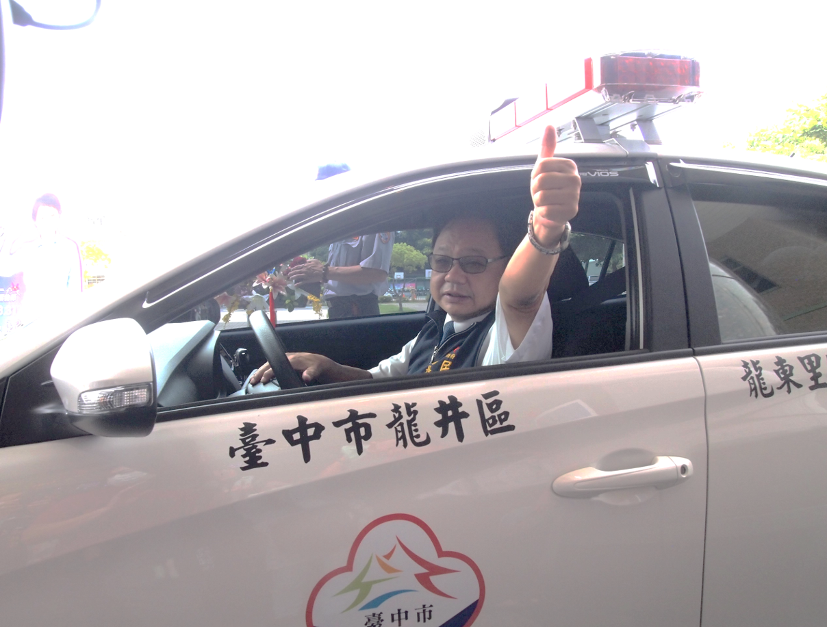 台中民政局長吳世瑋出席交車儀式,出手比讚