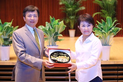 盧市長致贈「湖心亭漆器盤」,感謝盛總經理與同仁分享人生經驗