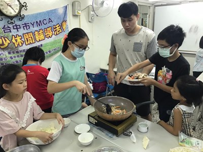 親子一起分工一起合作,建立更親密的情感