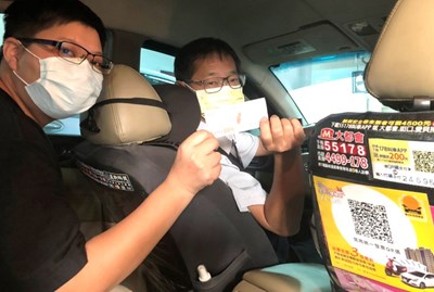 用手機下載台中購物節APP,掃QR CODE並錄就可參加抽獎