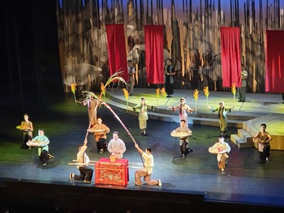 以客家山歌採茶唱腔、類歌舞劇的表演方式,展現客家戲曲藝術