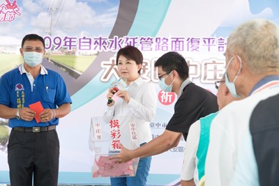 現場中庄里長莊明堯特別捐出自己的三倍券予現場民眾抽獎,邀請大家一同參與台中購物節