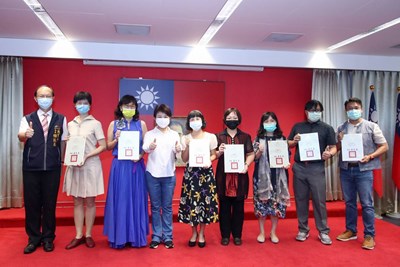 市長盧秀燕今(25)日市政會議頒獎表揚13位教師,感謝他們在教育領域上懷抱熱忱、無私奉獻