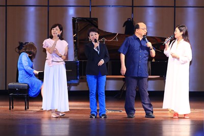 盧市長與胡前市長與全場觀眾大合唱