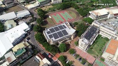 中市府擴大適用設置範圍,圖為台中神岡豐洲國小屋頂