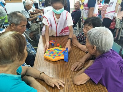 中市府邀兒少出任務 教導社區長輩High玩桌遊