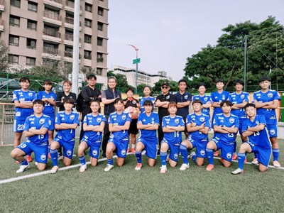運動局長李昱叡今(10)日前往太原足球場,為藍鯨球員加油打氣,預祝賽事得勝。