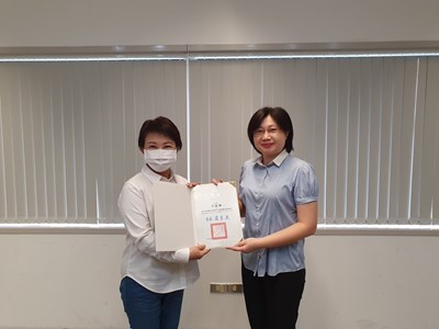 市府邀請台中地方法院檢察署主任檢察官李毓珮擔任台中市強化社會安全網推動會報委員,由盧市長頒發聘書