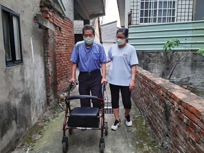 80歲王阿公,使用「帶輪助步車」後,又可以每天串門子做喜歡的事