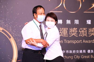 盧市長擁抱致謝並且90度鞠躬,感謝「永遠的松哥」20多年對梨山和平地區的奉獻