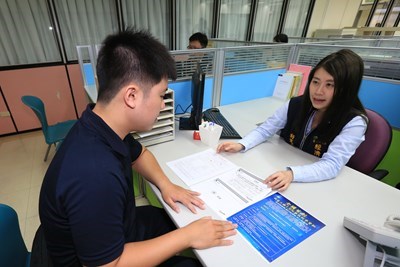 台中市政府去年底全國首創成立「特定工廠登記單一窗口」，提供法規諮詢、受理換證等一站式服務，讓廠商免奔波。