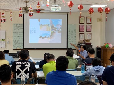 中華民國身心障礙聯盟常務理事劉金鐘委員擔任講師,針對「無障礙法規及無障礙環境公共空間營造優良案例分享」進行講習