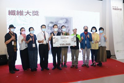 纖維大獎得主候冠廷,父親特地陪同由台北下來領獎