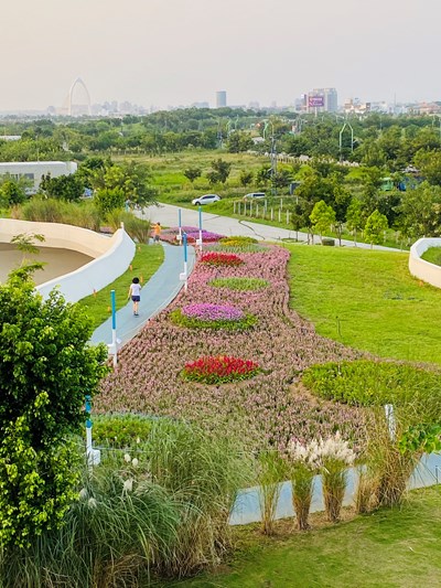 搭配公園內的特色步道及地景，歐風唯美花海彷彿置身仙境