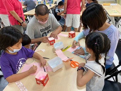 現場更DIY手作「奶奶的珠寶盒」,帶領小朋友學習如何將空牛奶盒廢物利用,並搭配剪貼美麗的紙材,完成一個精緻美麗的珠寶盒