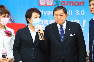 愛買水湳店開幕捐贈愛心文具 盧市長:宜居台中歡迎企業投資