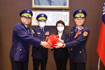 市長盧秀燕今(25)日主持台中市政府警察局卸、新任分局長、大隊長聯合交接典禮