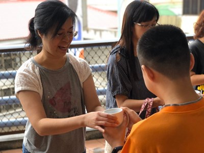 啟明學校教師節活動 學生奉茶給教師