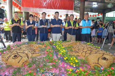 市府客委會主委江俊龍、立法委員江啟臣、市議員冉齡軒、蔡成圭服務處代表、東勢區長翁培真、石岡區長劉素幸、永安宮李益盛主委及多位在地里長等人,共同為三條巨型鯉魚花燈進行點睛開光儀式