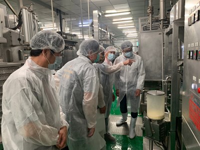 藉由實地參觀工廠方式,促進業者互動交流(1)