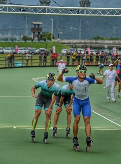 台中滑輪溜冰選手柯福軒通過終點,獲得1000公尺淘汰賽金牌並破大會紀錄