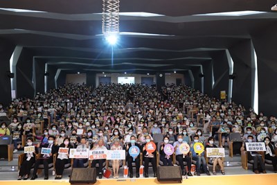 台中市政府教育局與未來親子學習平台合作,今(18)日在惠文高中舉辦「2020未來教育國際論壇」