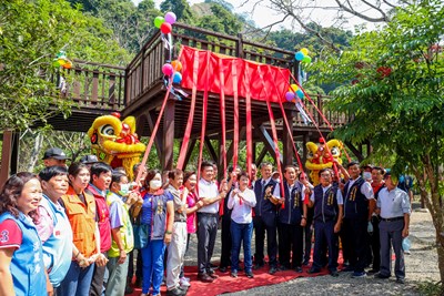 市長盧秀燕今(19)日出席霧峰區青桐林生態園區工程改善完工典禮,攜手地方民眾一同見證
