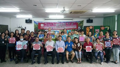 台中市政府客家委員日前舉辦「客家剪紙藝術班」、「植物染創意班」結業成果發表會