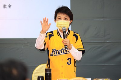 穿中信兄弟球衣為台中加油 盧市長:向北屯市民報告好消息