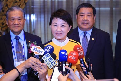 中信沒拿總冠軍要戴爆炸假髮 盧市長:我喜歡吃獅子頭 不喜歡戴獅子爆炸頭
