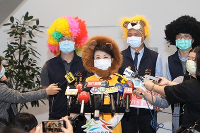 戴爆炸獅子頭跑行程 盧市長:說到做到