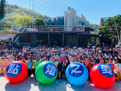 點燈之愛戶外教育 中市府邀特教親師生到鰲峰山