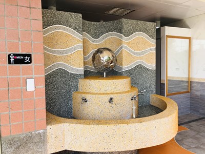 廁所外觀設置地球儀裝置藝術，並在牆上鑲嵌波浪紋琉璃石增添特色