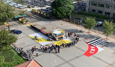 身歷其境認識內輪差 中市府交安宣導將聯結車開進校園